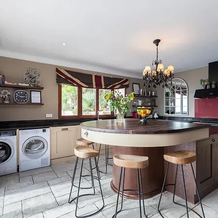 Sleeps 10 Pool Air Con Wifi