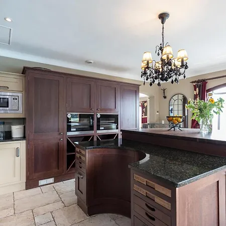 Sleeps 10 Pool Air Con Wifi *